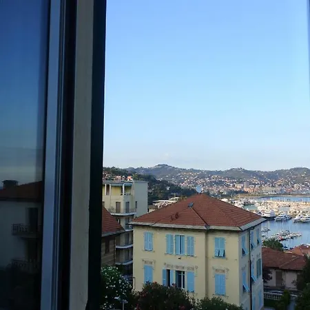 Arazzo Sul Mare Apartment *